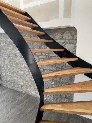 Treppe aus Eichenstufen und Stahlwangen 